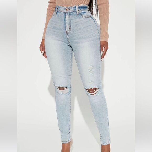 Turn' Heads Booty Lifting Skinny Jeans - Light Wash - Picture 2 of 4